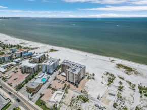 Gulf-Front w/ Stunning Views & Full-Length Balcony